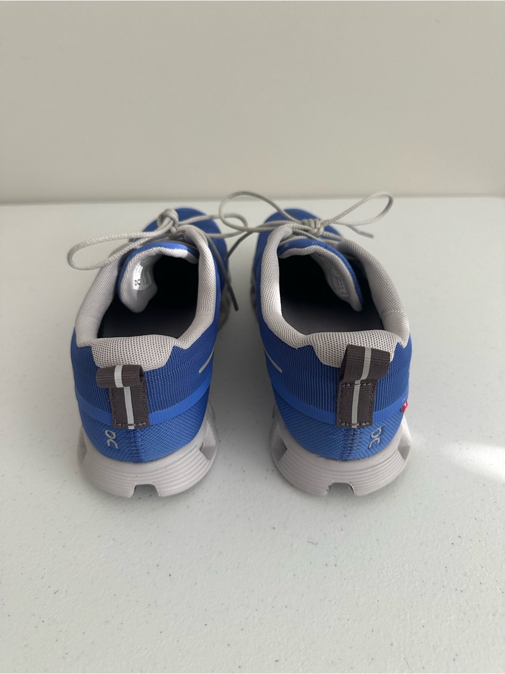 Women’s 8.5 On Running Cloud 5 Weatherproof Sneakers - Picture 5 of 7